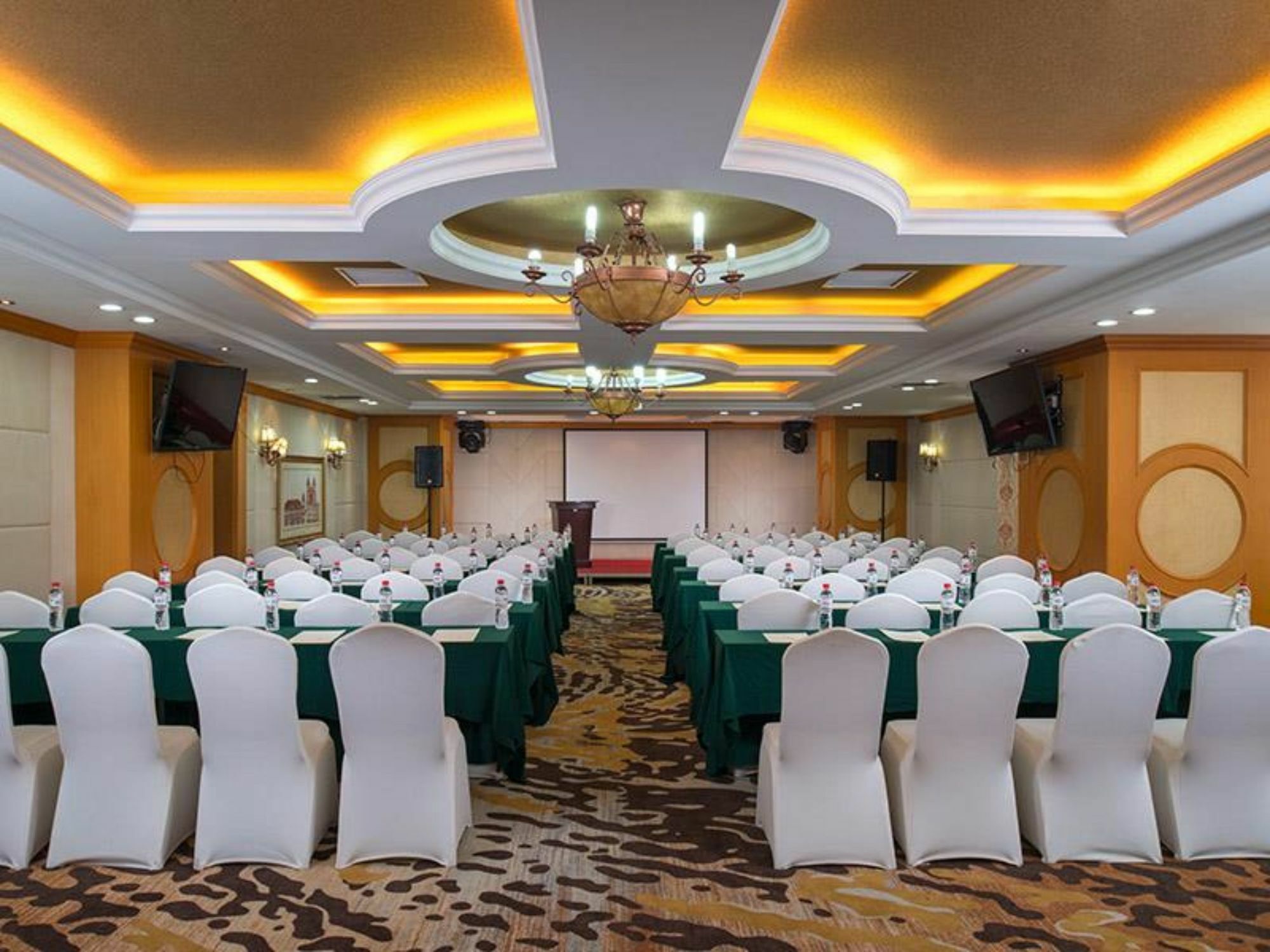 Vienna International Hotel Shenyang Railway Station Екстериор снимка